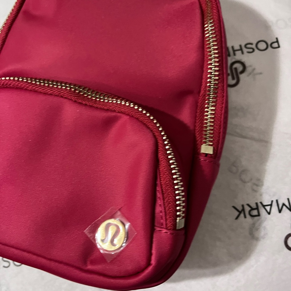 LULULEMON NWT AUTHENTIC EVERYWHERE BERRY RUMLE COLOUR SLING SMALL BAG - Picture 9 of 17